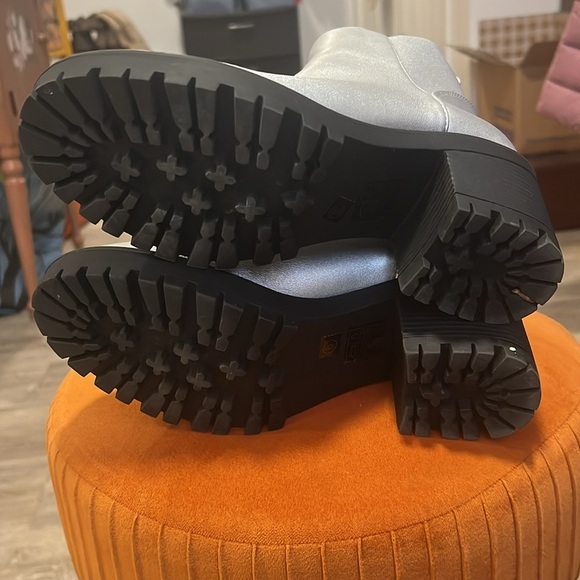 Mod Cloth Silver Heeled Ankle Boots - Picture 8 of 11